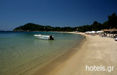 Der Strand Vromolimnos auf Skiathos